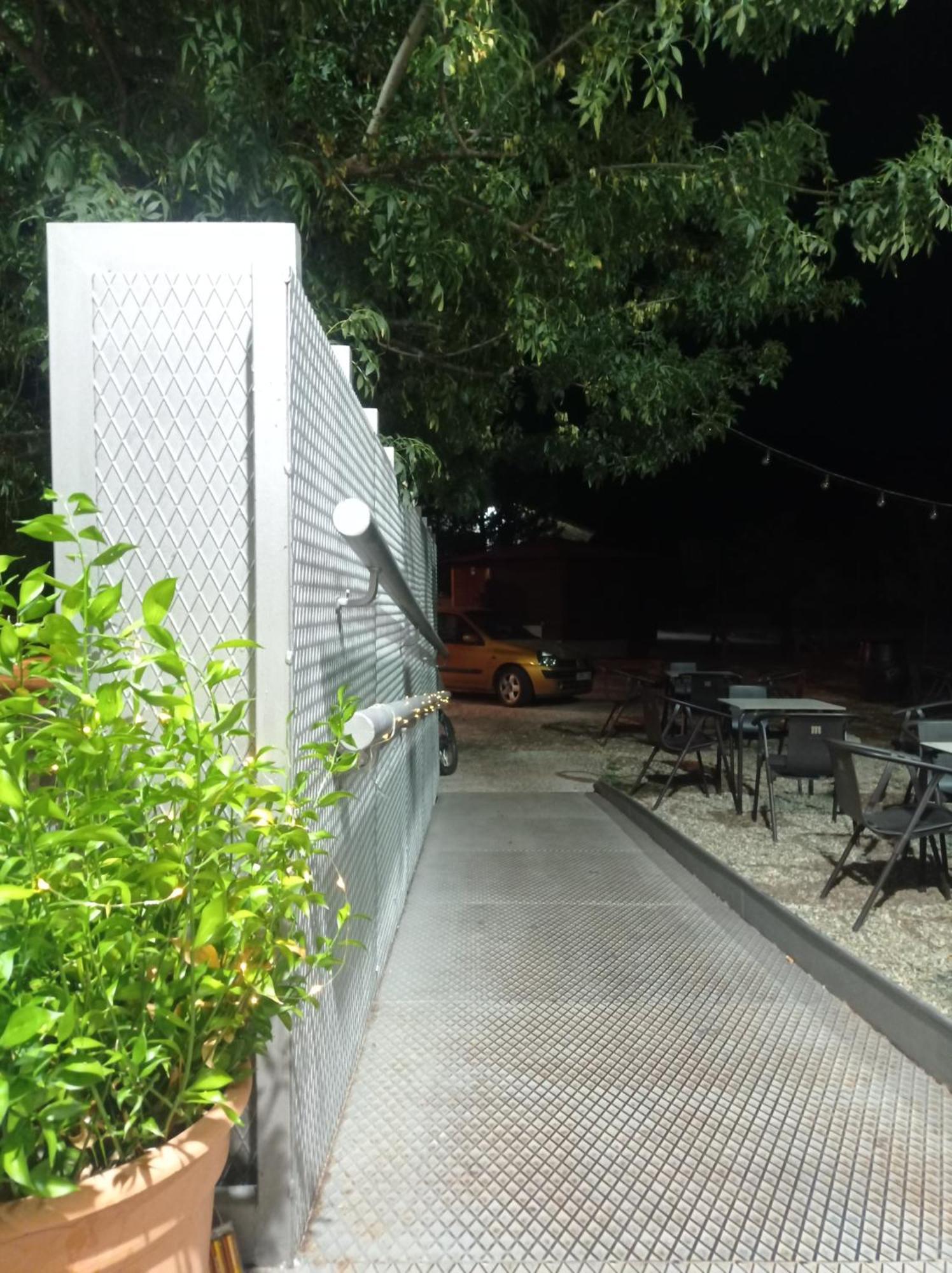 Albergue & Cafeteria Via De La Plata Hervas Exterior photo